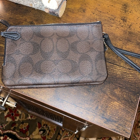 Coach wristlet - Picture 4 of 7